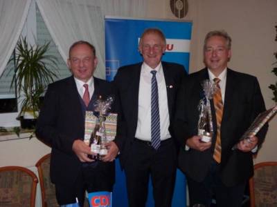 50 Jahre CDU Ortsverband Lthorst Jubilumsfeier - Joachim Stünkel (Mitte) mit den Gästen aus dem Landtag Clemens Große Macke(Links) und Frank Oesterhelweg (Rechts)
Bildquelle: Einbecker Morgenpost, Rudloff