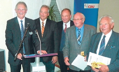Fr auergewhnliches Engagement seit der Grndung des Lthorster CDUOrtsverbands 1964 erhielten Albert Stnkel (rechts) und Jochen Runge (Zweiter von rechts) besondere Geschenke und Urkunden von Joachim Stnkel (links). Ihnen gratulierten ebenfalls Frank