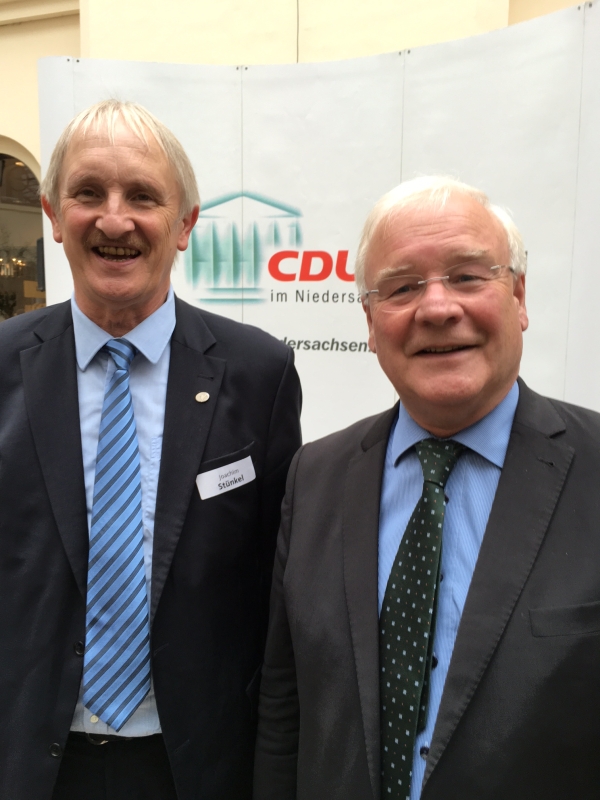 Joachim Stnkel (links) und Bernd Busemann MdL (rechts)