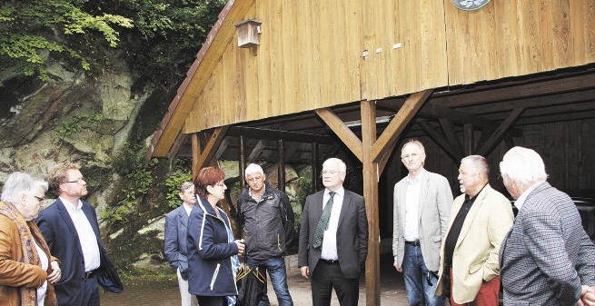 Im Haus Wildwiese bekommt der Parlamentsvorsitzende Alltagssorgen und Groprobleme vermittelt. Davor informiert die CDU den langjhrigen Minister ber Regionaltourismus im Lthorster Wilhelm-Busch- Themenpark. Foto: Friese