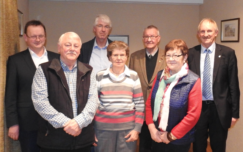 Ehrungen beim CDU Stadtverband Dassel: Hartmut Demann, Klaus-Dieter Golze,Heinz Voss und Vorsitzender Joachim   Stnkel, vorn Dieter Rudolph, Helga Ebeling und Ilse-Marie Fricke.