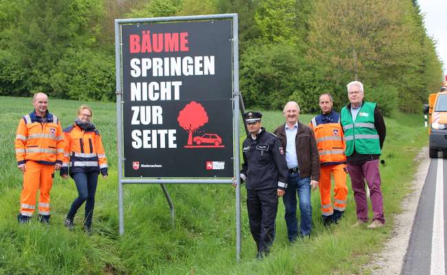 Dirk Betker, Romana Weiberg, Landesbehrde fr Straenbau, Thomas Papenberg, stellvertretender Kommissariatsleiter Einbeck, Joachim Stnkel, Frank Voltmann und Michael Beyer von der Verkehrswacht Northeim-Einbeck.