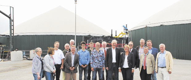 Landwirt Christian Henne (im bunten Hemd) freute sich, dass die Minist. seinem innovativen Hof in Deitersen die Ehre erwies. Ermglicht hatte das der CDU-Stadtv. Dassel mit J. Stnkel an der Spitze. Das Foto entstand vor der Biogasanlage des Henne-Hofes