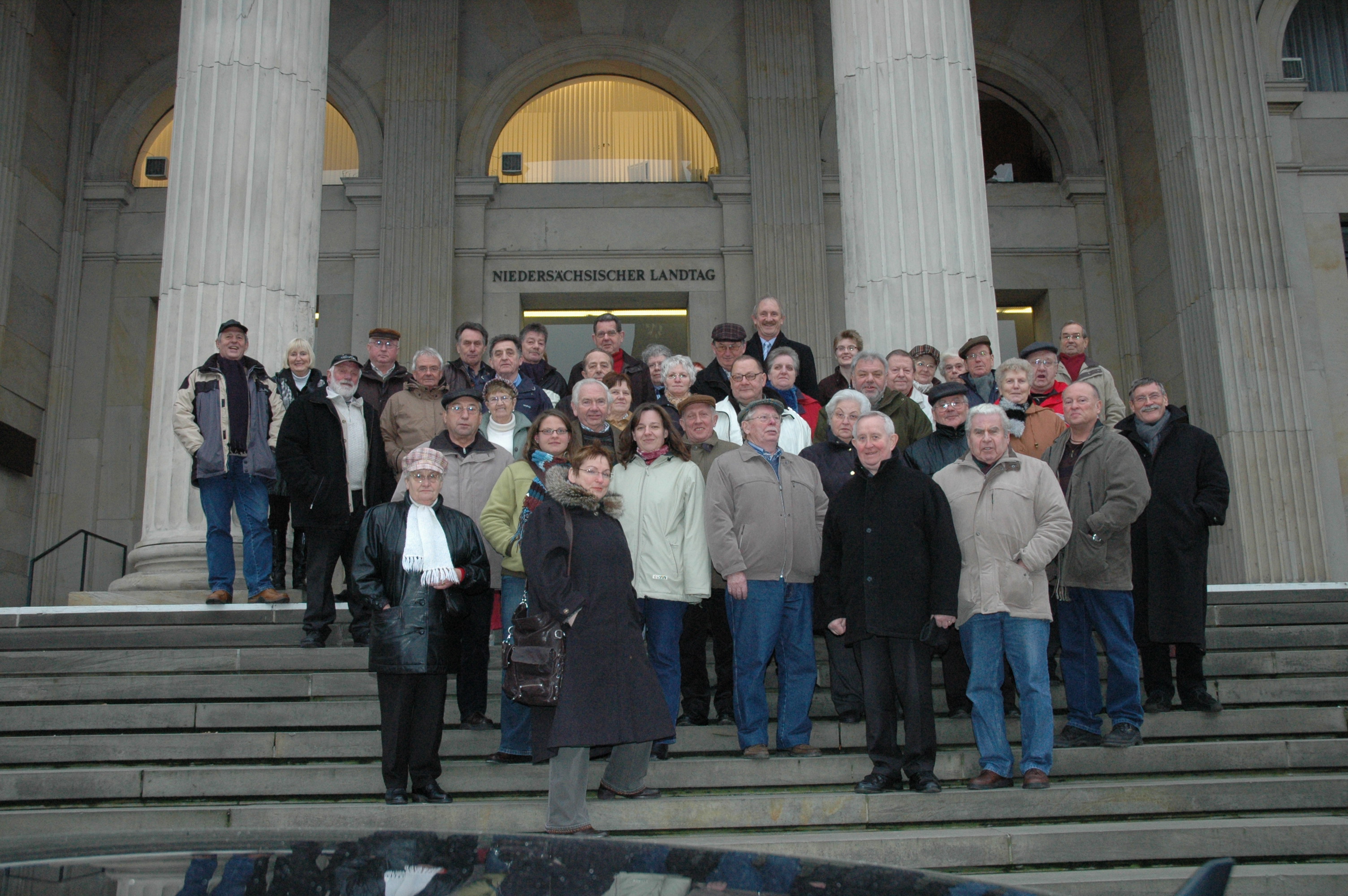 Die Besuchergruppe vor dem Niederschsischen Landtag