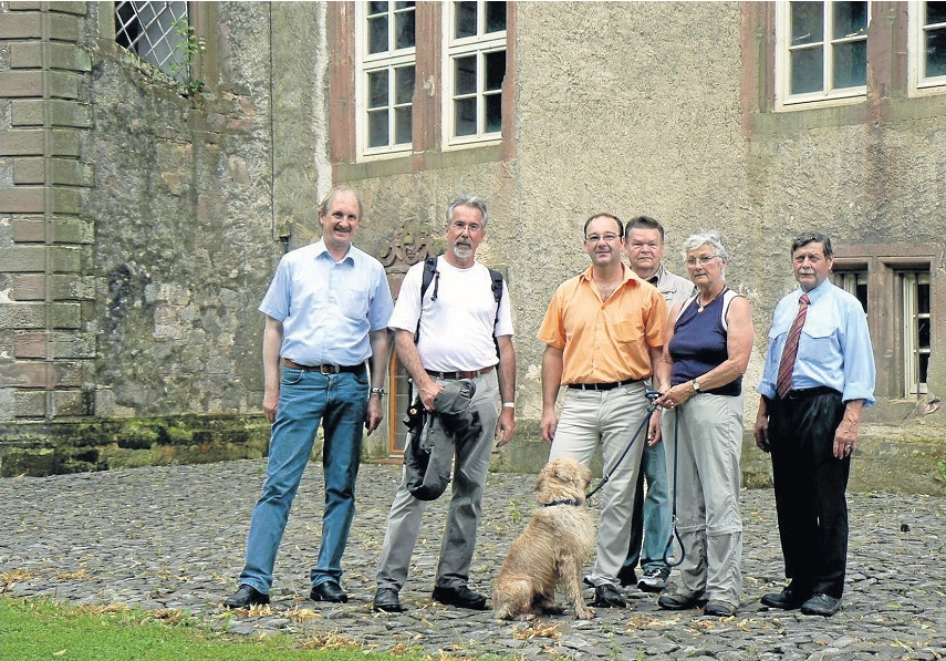 Dr . Hans-Georg Faust (Zweiter von links) erwandert sich in Begleitung von Dr . Helga Reul (Zweite von rechts) und dem irischen Terrier Felix denWahlkreis. Begleitet durch Joachim Stünkel (links), Eckhard Garbe (Dritter von rechts) und Ludolf von Dassel (