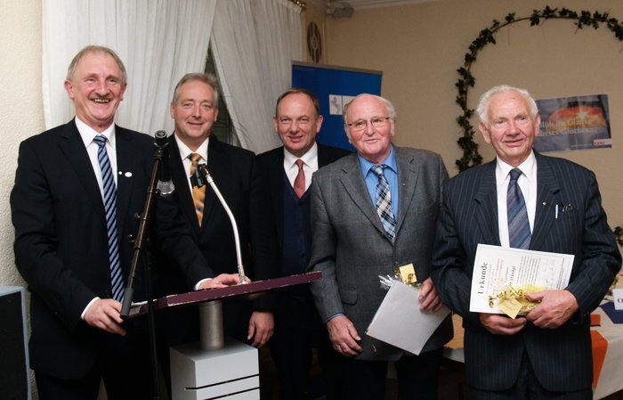 50 Jahre CDU Ortsverband Lthorst, v.li.: Joachim Stnkel (Vors. CDU Lthorst), Frank Oesterhelweg (MdL) Clemens Groe Macke (MdL) sowie die beiden Grndungsmitglieder  Jochen Runge und Albert Stnkel.