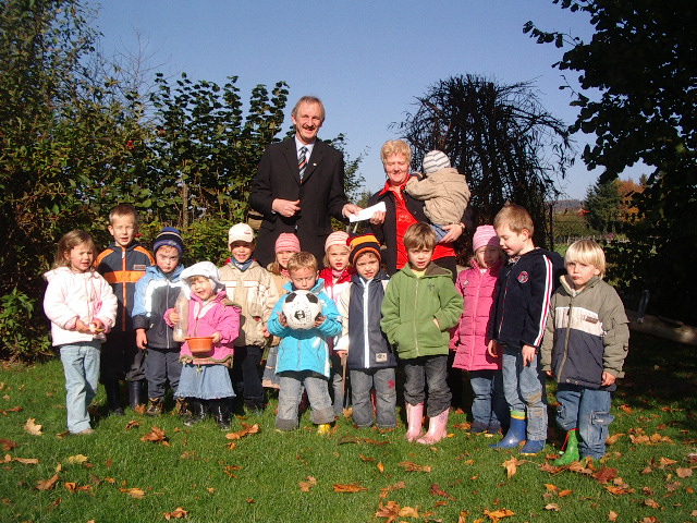 Spendenbergabe an Kornelia Grube und die Kinder